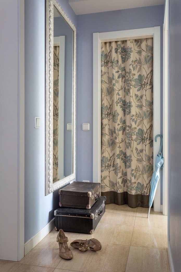 gordijnen voor de deur in het keukeninterieur