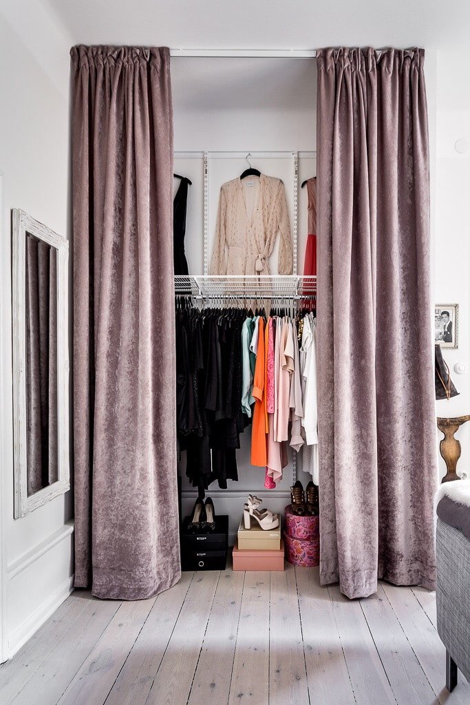 gordijnen voor de deur in het interieur van de kleedkamer