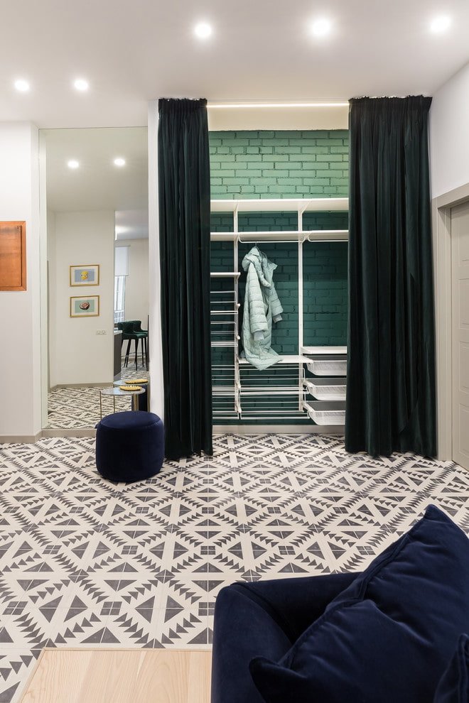 gordijnen voor de deur in het interieur van de kleedkamer