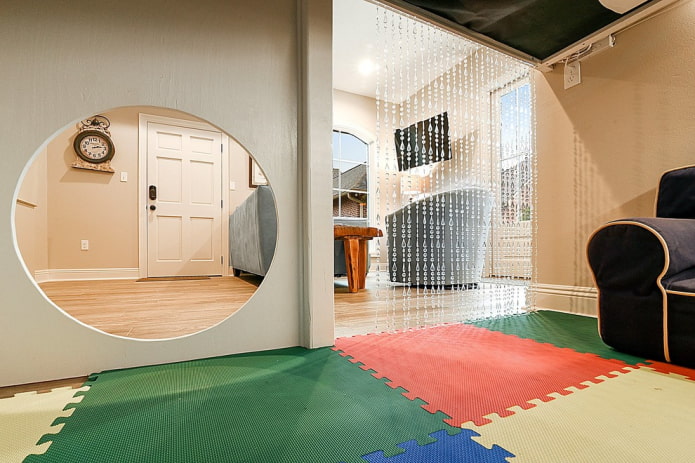 gordijnen-hangers aan de deur in het interieur