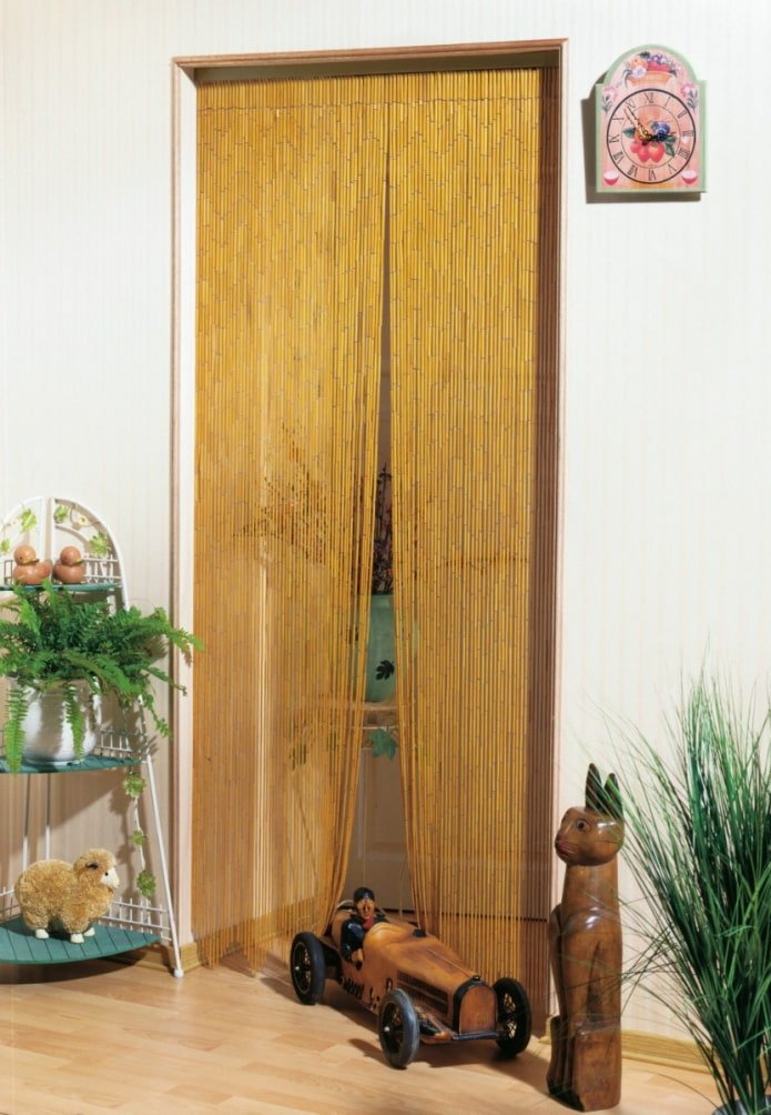 houten gordijnen op de deur in het interieur