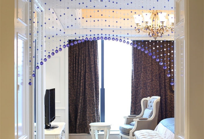 gordijnen van kralen op de deur in het interieur