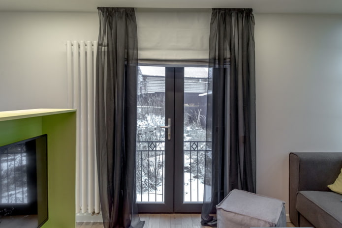 gordijnen voor een glazen deur in het interieur