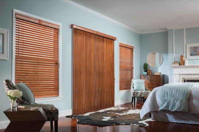 houten jaloezie?n op de deur in het interieur