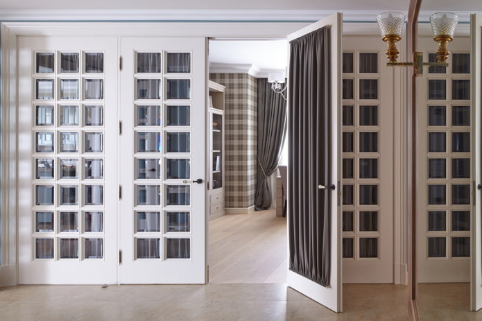 gordijnen voor een glazen deur in het interieur