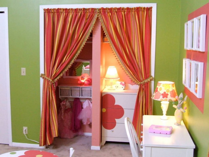 gordijnen voor de deur in de kinderkamer