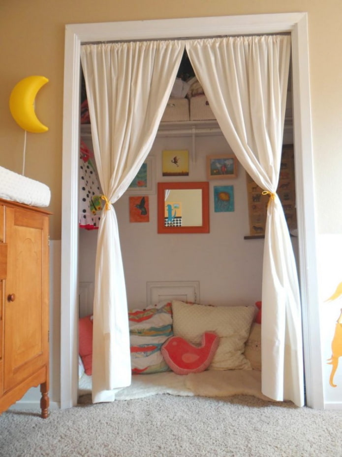 gordijnen voor de deur in de kinderkamer