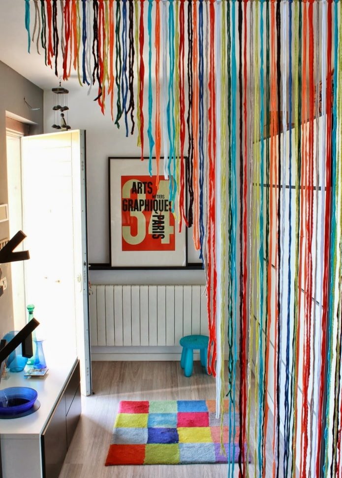 gordijnen aan de deur in het interieur van de kinderkamer