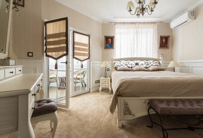 gordijnen voor de deur in het interieur van de slaapkamer