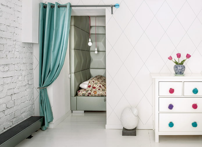 gordijnen met ringen aan de deur in het interieur