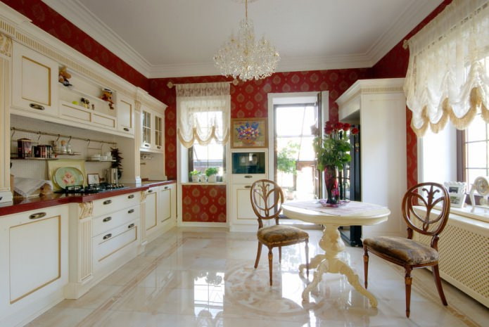 Oostenrijkse gordijnen in het keukeninterieur