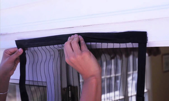 gordijnen met klittenband aan de muur bevestigen