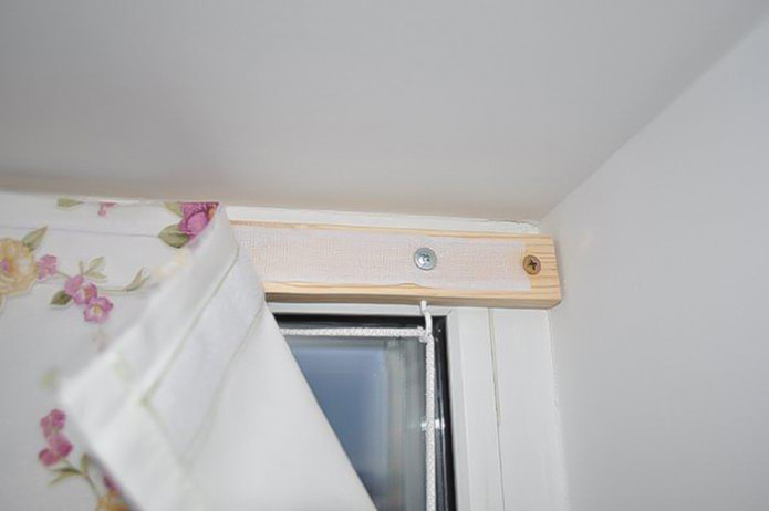 plakband bevestigen aan een houten rail