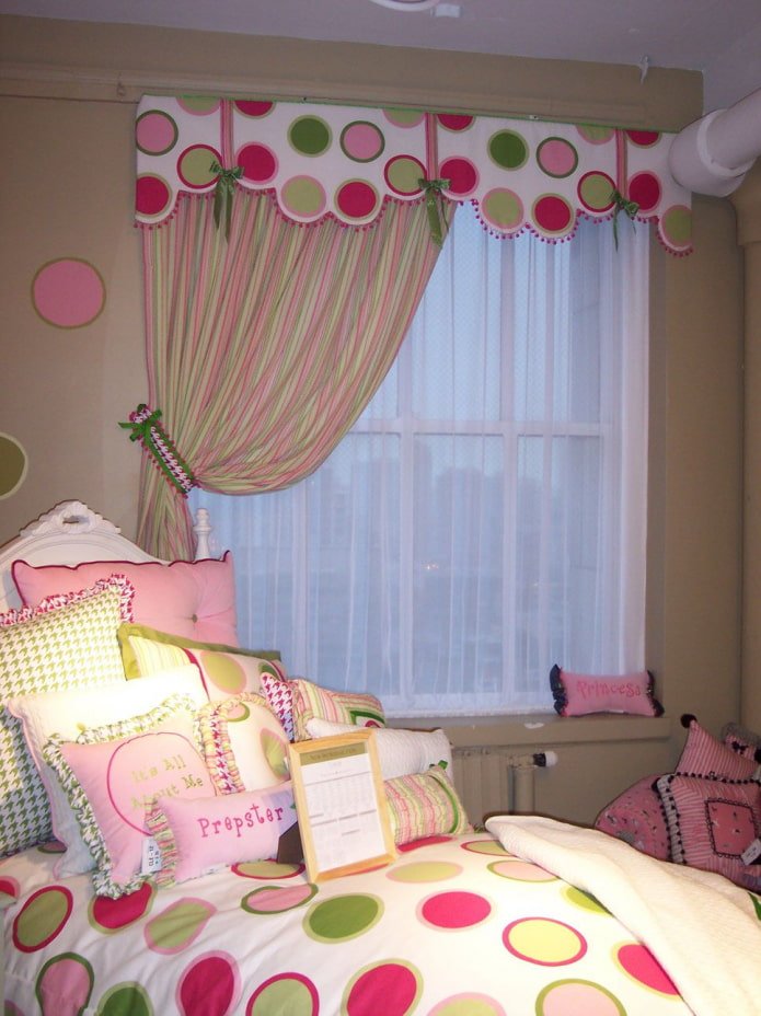 gordijn voor een kinderkamer met een lambrequin