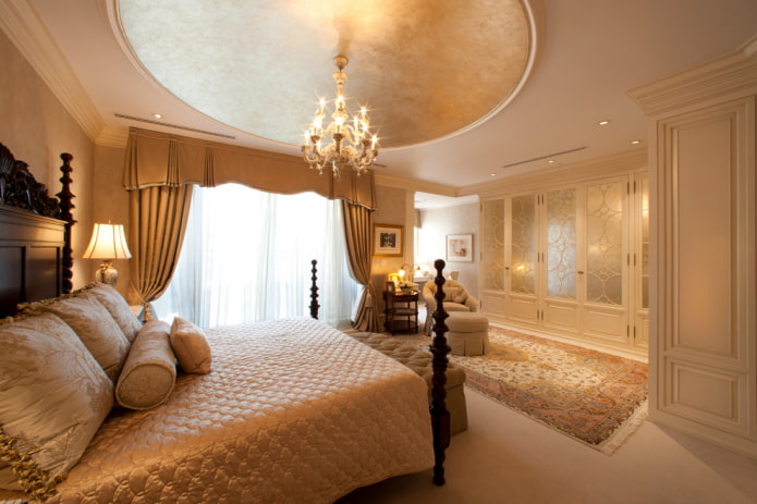 gordijnen met lambrequin in het interieur van de slaapkamer