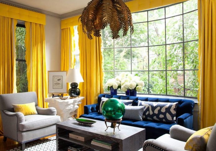 gele lambrequin in het interieur van de woonkamer