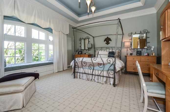 witte lambrequins in het slaapkamerinterieur