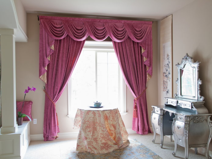 roze lambrequin in het interieur