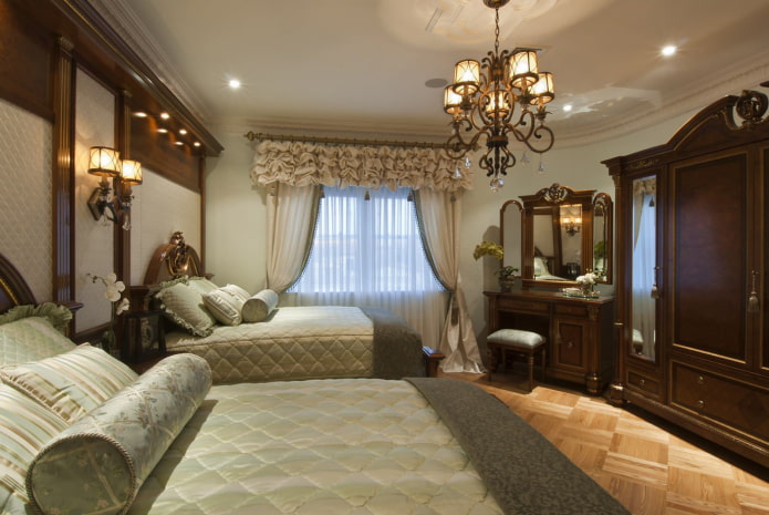 lambrequin-poefs in het interieur van de slaapkamer