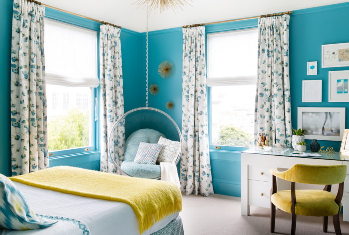 gordijnen met bloemen in het slaapkamerinterieur
