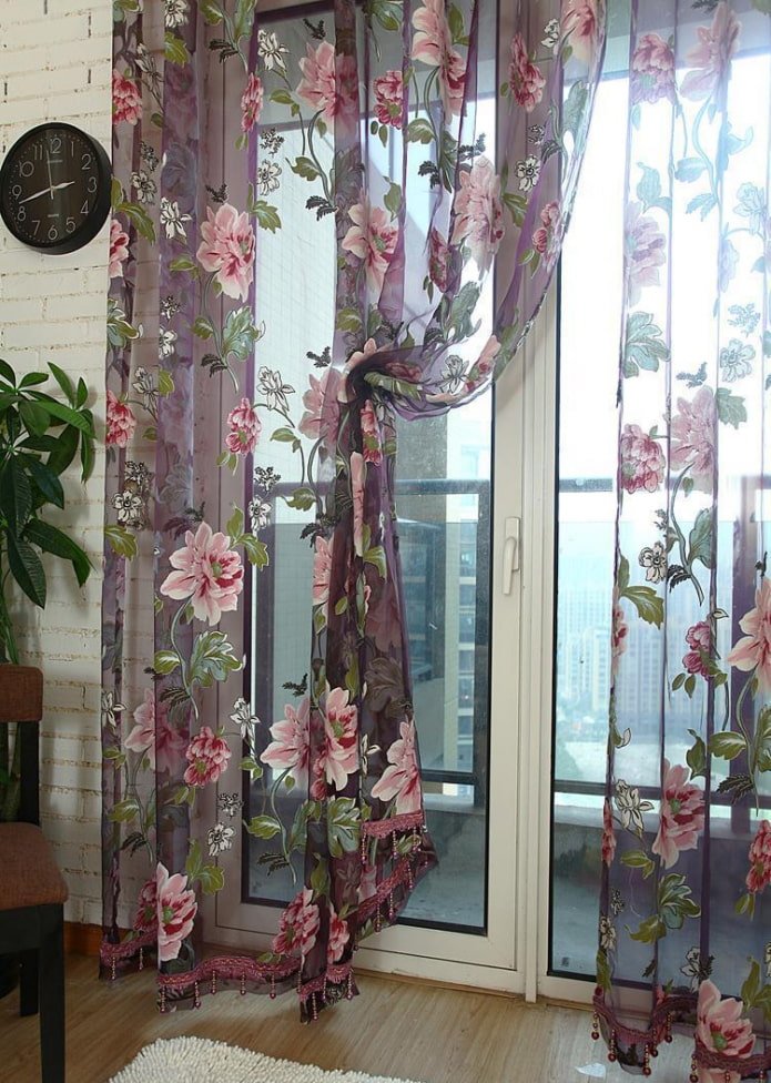 tule met bloemen