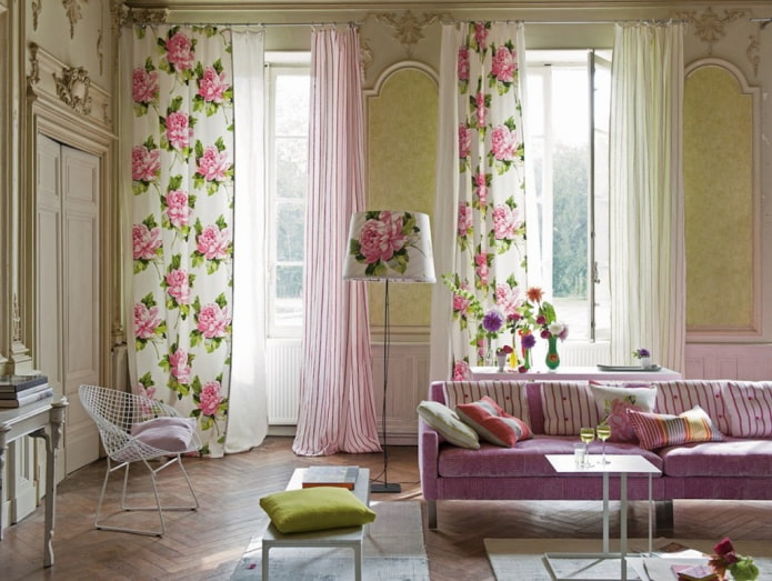 gordijnen met bloemenprint in de woonkamer