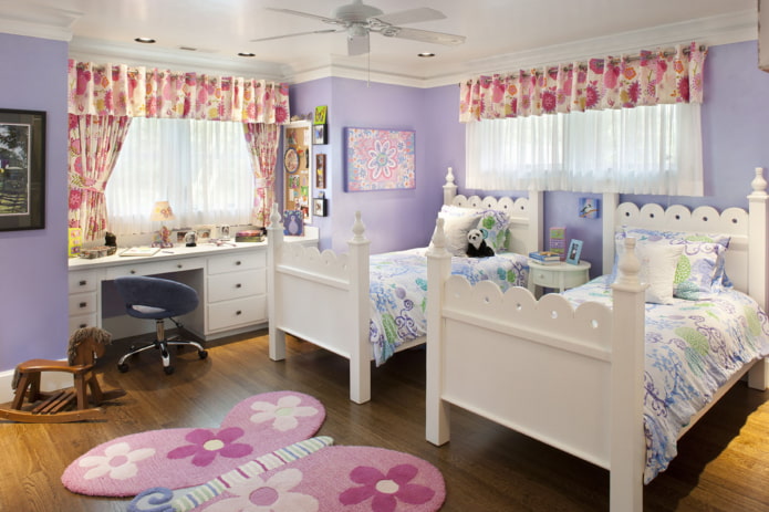 gordijnen met bloemen in het interieur van een kinderkamer