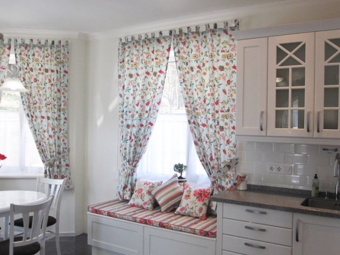 gordijnen met een kleine bloemenprint in de keuken