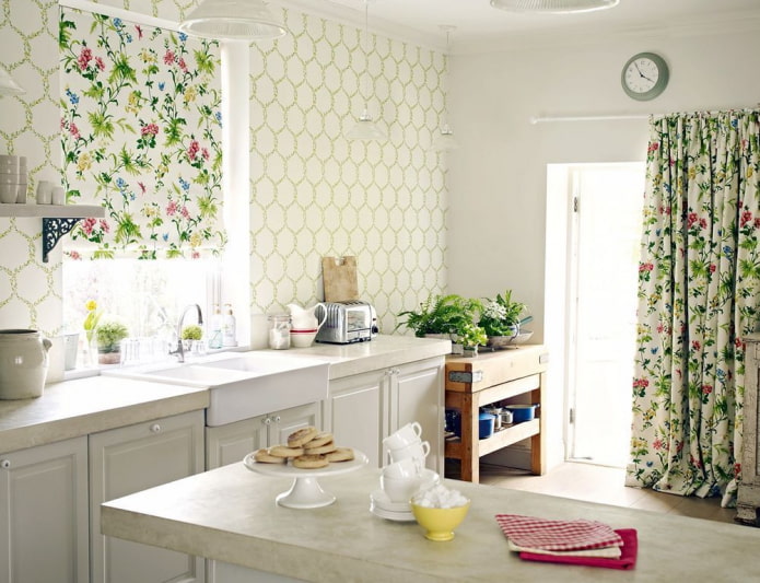 gordijnen met bloemen in het interieur van de keuken