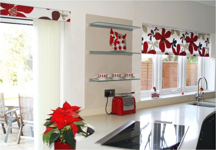 gordijnen met bloemen in het keukeninterieur