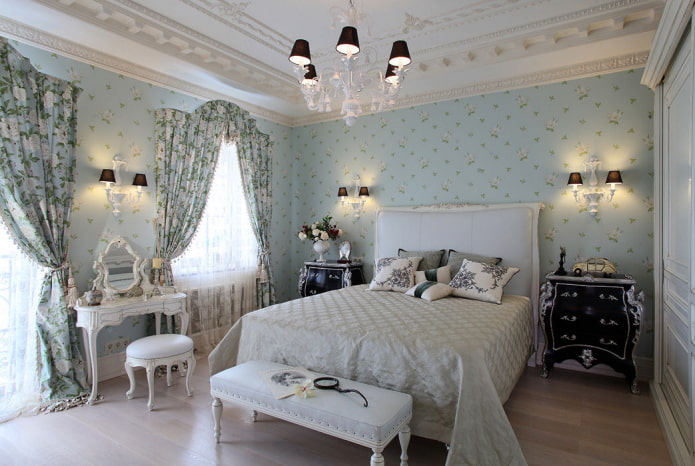 gordijnen met een bloemenprint in een klassiek interieur