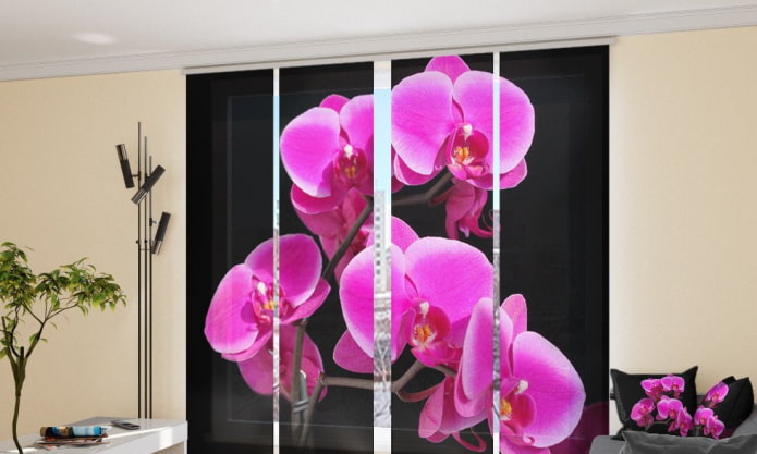 Japanse gordijnen met een afbeelding van een orchidee