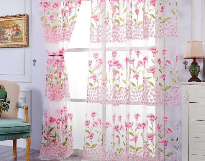 gordijnen met calla's in het interieur