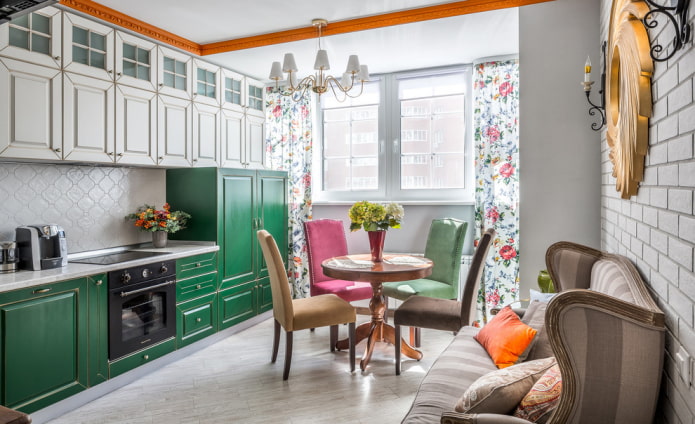 gordijnen met bloemen in het keukeninterieur
