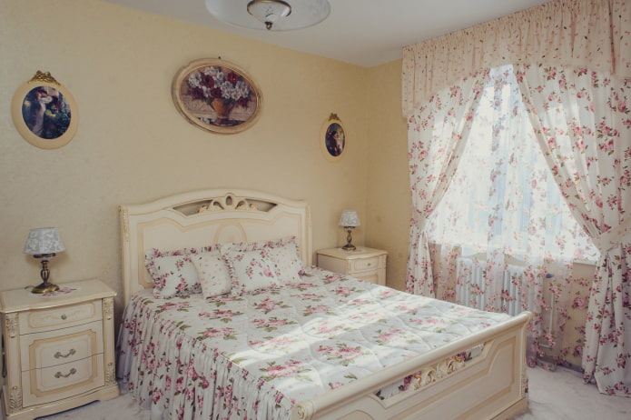 gordijnen met rozen in het slaapkamerinterieur