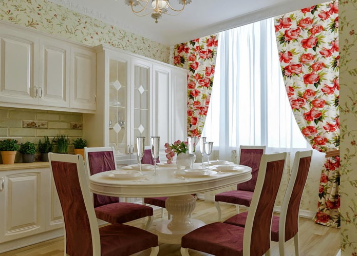 gordijnen met pioenrozen in het keukeninterieur