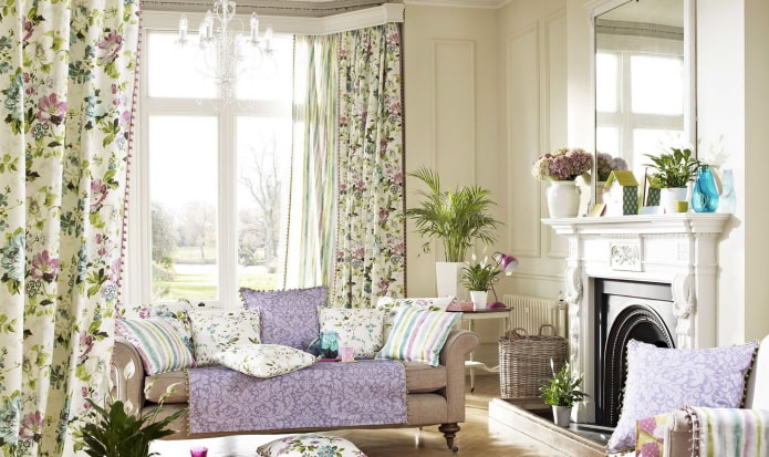 gordijnen met bloemen in het interieur van de woonkamer