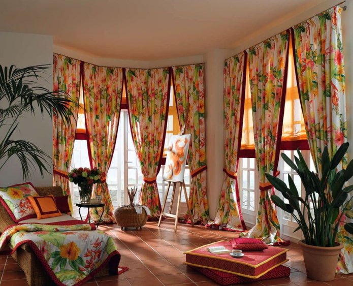 gordijnen met bloemenprint in oosterse stijl