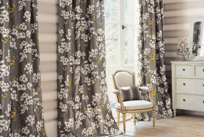 gordijnen met een witte bloemenprint