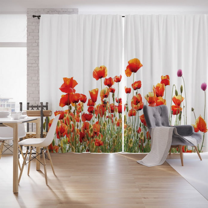 gordijnen met klaprozen in het interieur
