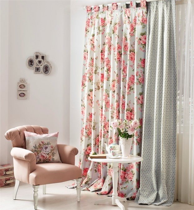 gordijnen met rozen in het interieur
