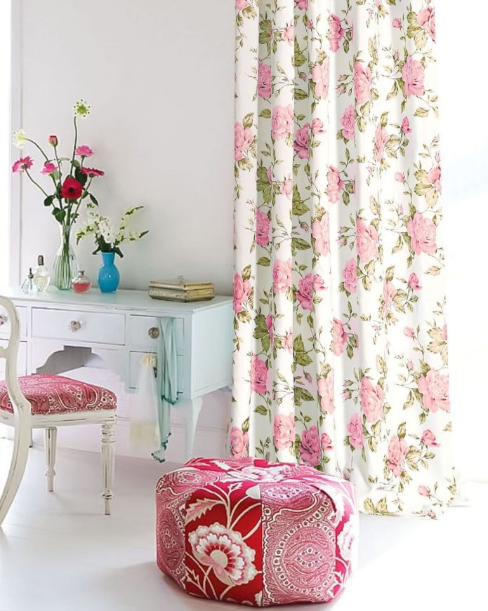 gordijnen met rozen in het interieur