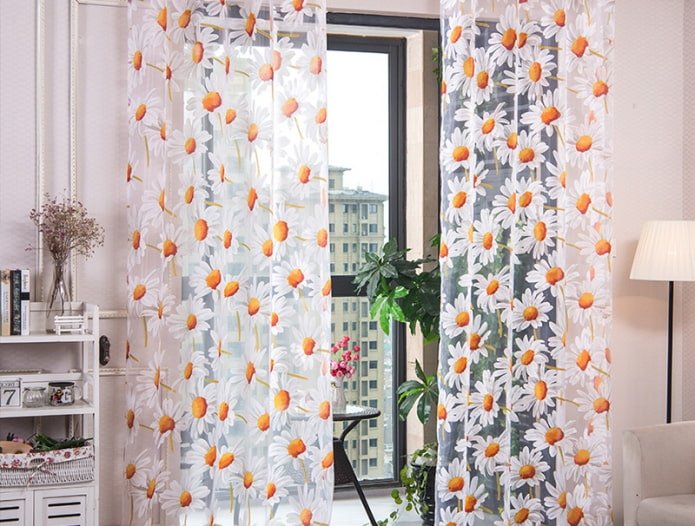 gordijnen met madeliefjes in het interieur