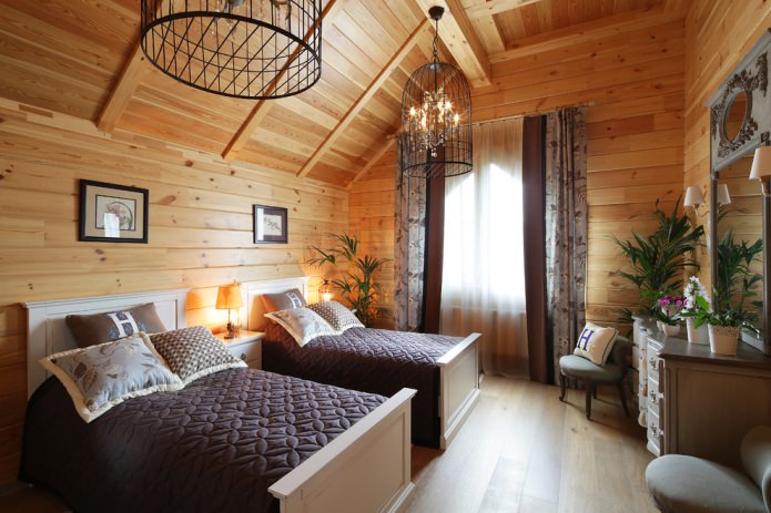 gordijnen in een houten huis