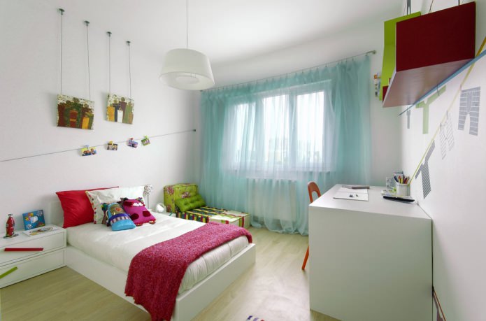 turquoise lange gordijnen in de kinderkamer