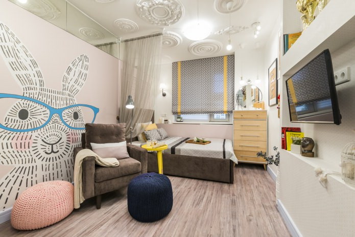 Romeinse jaloezie?n met ornament in het interieur van een tienerkamer