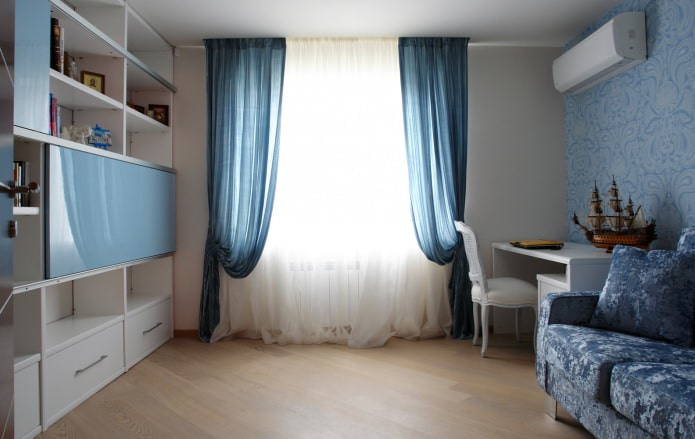 blauwe gordijnen in een kinderkamer