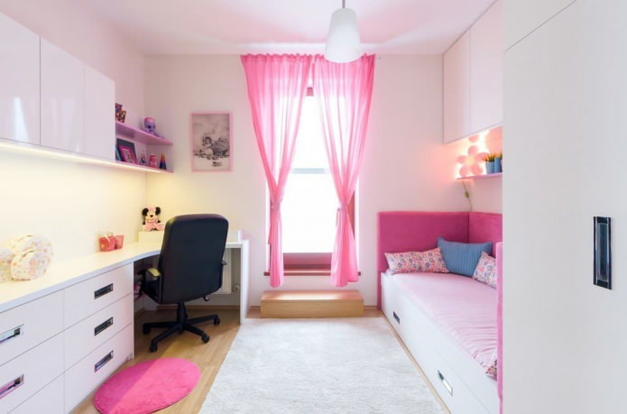 roze gordijnen in een meisjeskamer