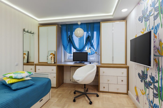 blauwe gordijnen in een tienerkamer