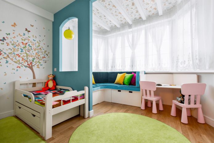 korte, doorschijnende witte gordijnen in de kinderkamer